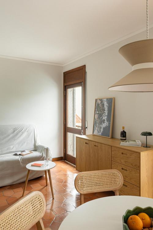 Nová okna do takového bytu nepatří. Bylo použito originálnější řešení. (Foto: Ivo Tavares Studio)