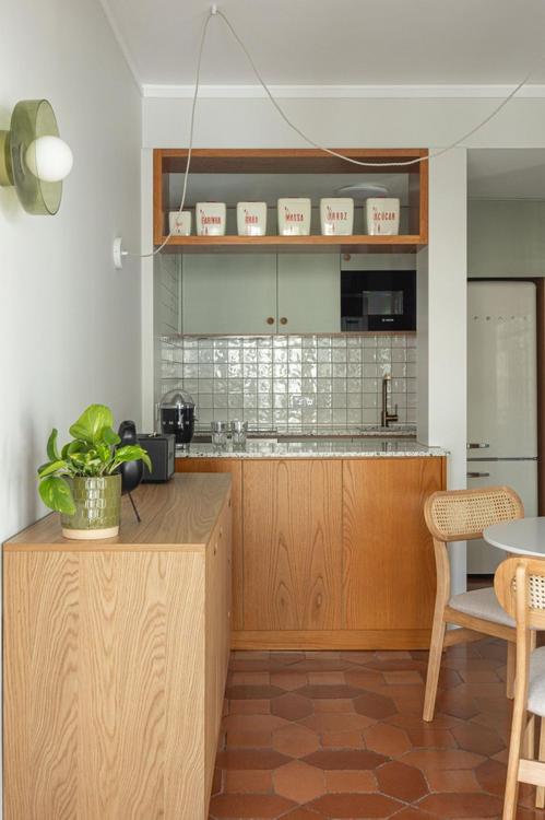 Kuchyňský kout po úpravě modernímu bytovému standardu vyhovuje. (Foto: Ivo Tavares Studio)