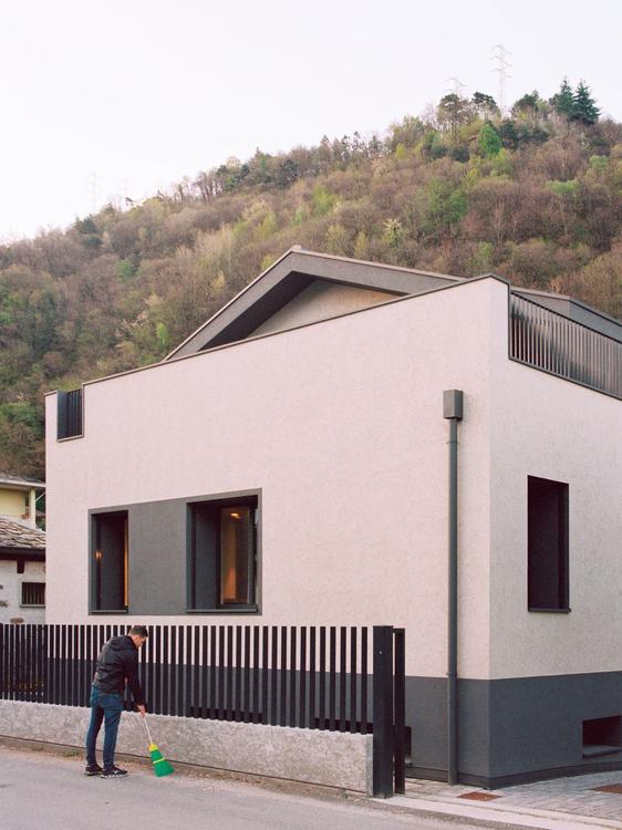 Projekt zahrnoval přístavbu nového horního podlaží s novou střechou i kompletní zateplení. (Foto: Marcello Mariana)