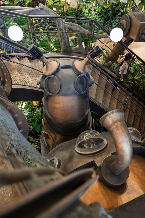 Steampunkový Zázračný strom v obchodním domě v čínském Čchung-čchingu (Foto: Chen Yanzhou)