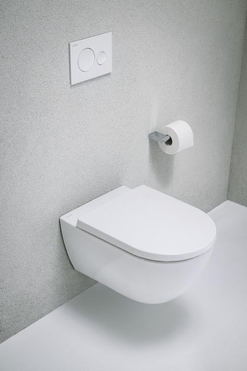 Cleanet PRO X je bez oplachového kruhu, takže nemá záhyby, ve kterých by se udržovaly nečistoty a snáze se čistí. Disponuje také samočisticím systémem, který se aktivuje po každém použití. Klozety lze zakoupit v závěsné nebo stojací variantě. (Zdroj: LAUFEN)