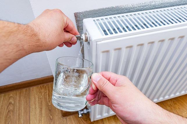 Spolu s odpouštěnými bublinkami vzduchu unikne z radiátorů i nějaké to teplonosné médium (Zdroj: Shutterstock)
