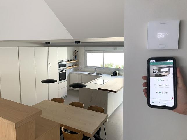 Stěnové vytápění/chlazení REHAU s regulací teploty NEA SMART 2.0 (Zdroj: REHAU)