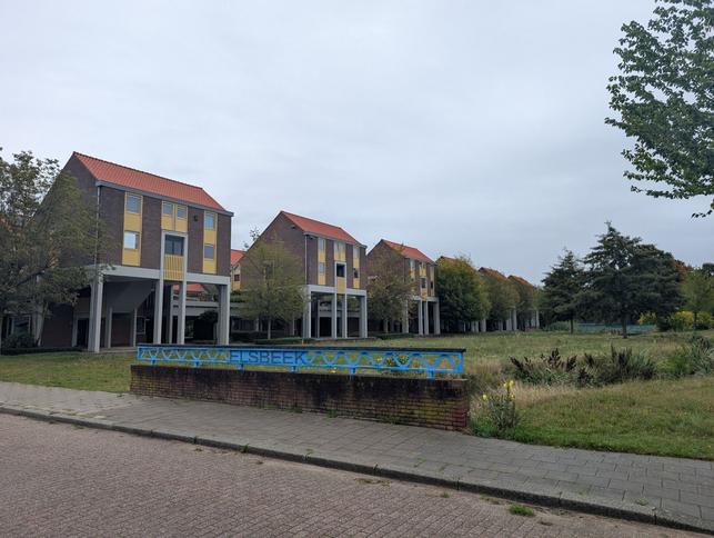 De Kasbah v nizozemském městě Hengelo - vlastně extrémně zahuštěná vesnice (Zdroj: Wikipedie, Foto: Mx Lucy / CC BY-SA 4.0)