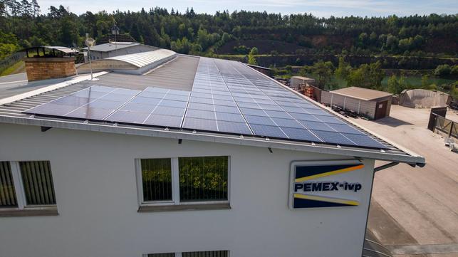 Areál firmy Pemex v bývalém kamenolomu, na střechách dvou budov je instalována fotovoltaika od AC Heating (Zdroj: AC Heating)