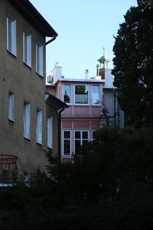 Hned z druhé strany je hlavní sopotská promenáda, werandy pronikly až skoro do centra města (Foto: Petr Pojar)