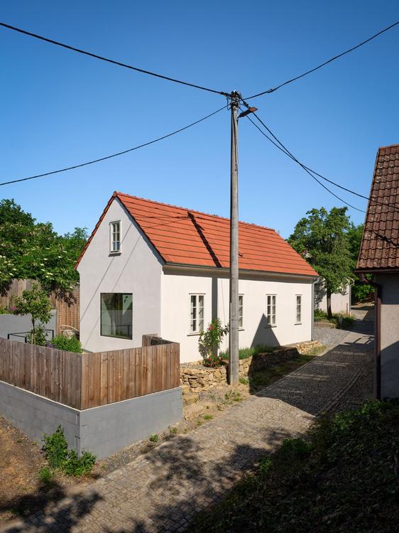 Dům vychází z tradičního tvarosloví, které rozvíjí současnými architektonickými prvky. (Foto: Boys Play Nice)
