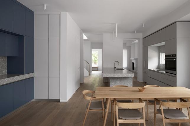 Přesto ten extravagantní exteriér nese mnohem „klidnější“ obsah. (Foto: Scott Norsworthy)