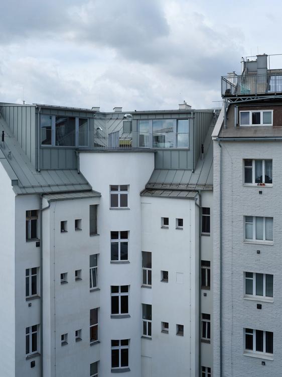 Revitalizace se neomezila pouze na nové podkrovní byty, opravena byla dvorní fasáda. (Foto: Radek Šrettr Úlehla)