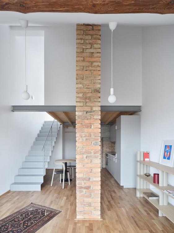 Ze čtyř nájemních bytů pod střechou jsou dva mezonetové apartmány. (Foto: Radek Šrettr Úlehla)