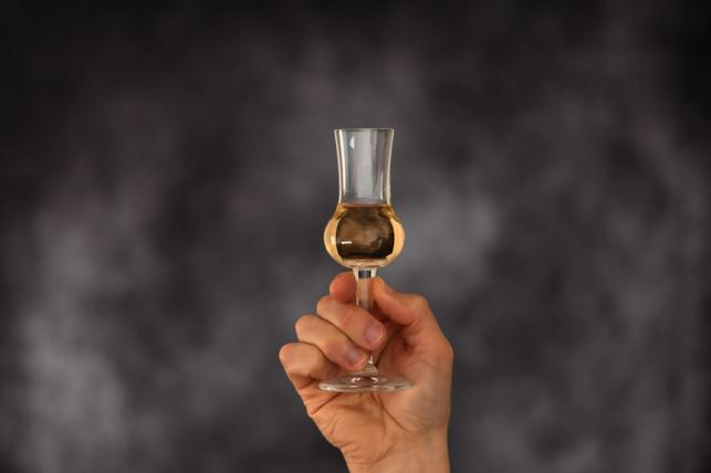 Pálenka se má degustovat ze sklínek zvonkovitého tvaru (Zdroj: Shutterstock)