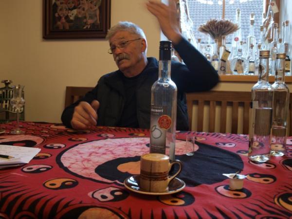 Degustace pálenky, Poněšice u Hluboké nad Vltavou (Foto: Petr Pojar)
