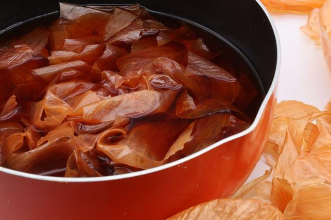 Vaření cibulových slupek (Zdroj: Shutterstock)