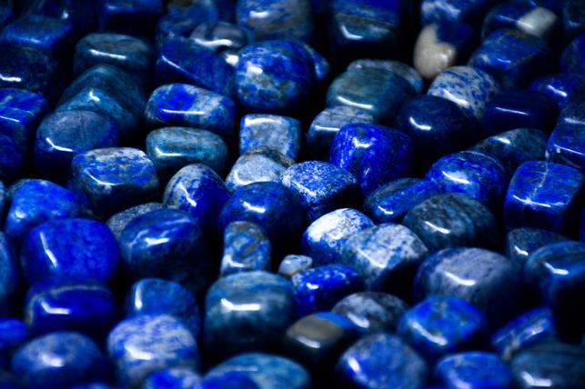 Lapis lazuli - broušené a leštěné kamínky (Zdroj: Shutterstock)