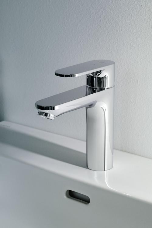 Novinkou v nabídce LAUFEN jsou baterie z kolekce PRO X, ať už v umyvadlové, sprchové, vanové nebo bidetové variantě. Je možné je kombinovat se sanitární keramikou i koupelnovým nábytkem ze stejnojmenné série. Baterie jsou doplněny o úspornou technologii Eco+, díky které máme spotřebu vody a energie více pod kontrolou.  Pokud je páčka ve středové poloze, spustí baterie vždy pouze studenou vodu. (Zdroj: LAUFEN)