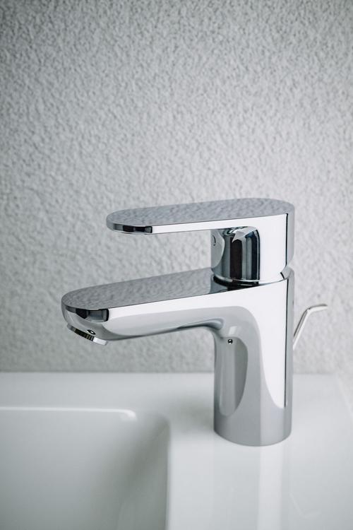 Novinkou v nabídce LAUFEN jsou baterie z kolekce PRO X, ať už v umyvadlové, sprchové, vanové nebo bidetové variantě. Je možné je kombinovat se sanitární keramikou i koupelnovým nábytkem ze stejnojmenné série. Baterie jsou doplněny o úspornou technologii Eco+, díky které máme spotřebu vody a energie více pod kontrolou.  Pokud je páčka ve středové poloze, spustí baterie vždy pouze studenou vodu. (Zdroj: LAUFEN)