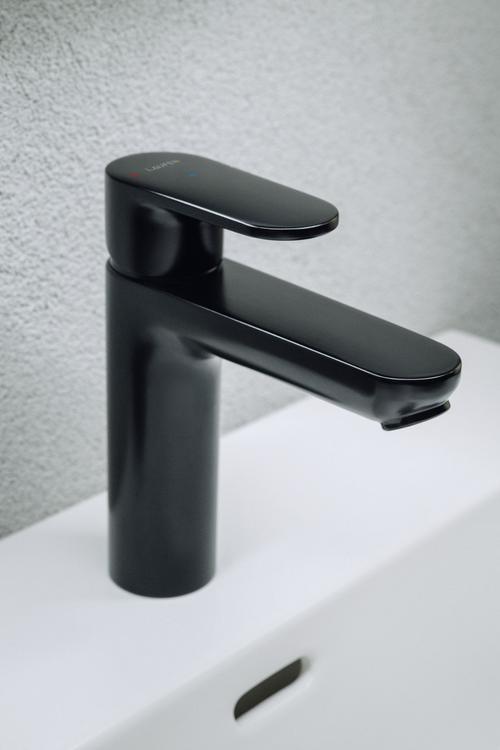 Novinkou v nabídce LAUFEN jsou baterie z kolekce PRO X, ať už v umyvadlové, sprchové, vanové nebo bidetové variantě. Je možné je kombinovat se sanitární keramikou i koupelnovým nábytkem ze stejnojmenné série. Baterie jsou doplněny o úspornou technologii Eco+, díky které máme spotřebu vody a energie více pod kontrolou.  Pokud je páčka ve středové poloze, spustí baterie vždy pouze studenou vodu. (Zdroj: LAUFEN)