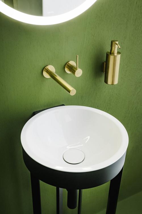 Zatímco podomítkové baterie TWINPLUS SLIM jsou v prostoru maximálně minimalistické, baterie z kolekce Kartell by LAUFEN se v prostoru stávají výrazným solitérem, který poutá pozornost. (Zdroj: LAUFEN)