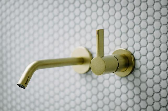Zatímco podomítkové baterie TWINPLUS SLIM jsou v prostoru maximálně minimalistické, baterie z kolekce Kartell by LAUFEN se v prostoru stávají výrazným solitérem, který poutá pozornost. (Zdroj: LAUFEN)