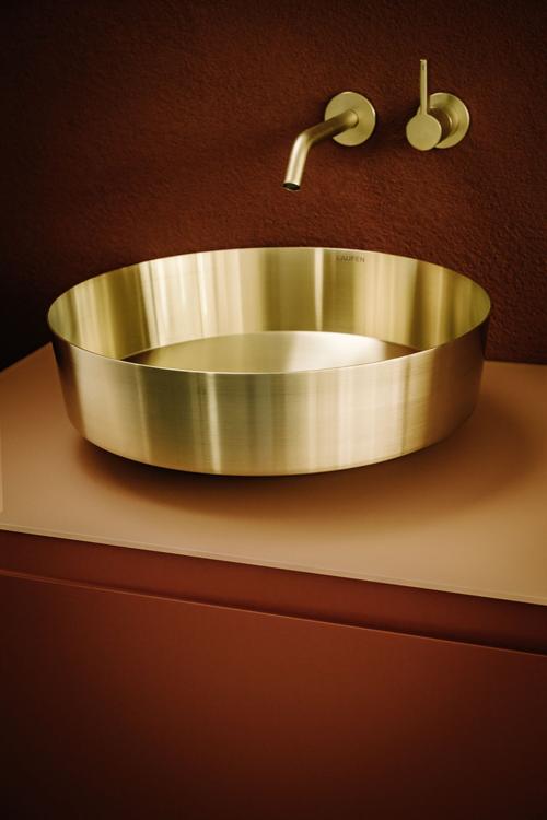 Designová podomítková baterie Kartell by LAUFEN je k dostání v odstínech chrom, zlatá lesklá, zlatorůžová, černá matná nebo kartáčované varianty ve zlatorůžové, světle zlaté a inox oceli. (Zdroj: LAUFEN)