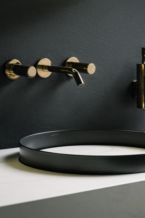 Designová podomítková baterie Kartell by LAUFEN je k dostání v odstínech chrom, zlatá lesklá, zlatorůžová, černá matná nebo kartáčované varianty ve zlatorůžové, světle zlaté a inox oceli. (Zdroj: LAUFEN)
