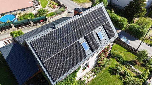 Na střeše je fotovoltaická elektrárna o výkonu 9,9 kWp a v domě bateriové úložiště HES s kapacitou 41,1 kWh (Zdroj: Kateřina Jezerská) 