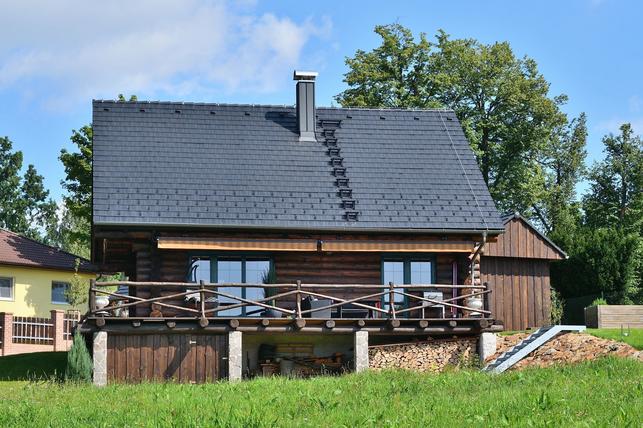 Moderní roubenka (Zdroj: BMI střešní a hydroizolační systémy)