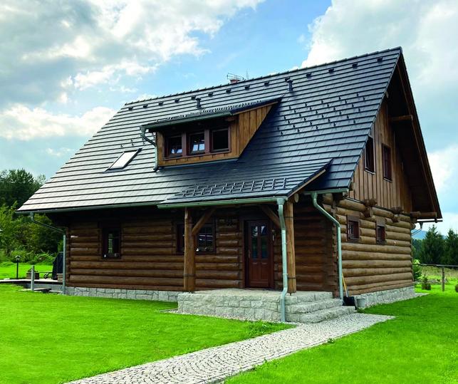 Moderní roubenka s kvalitní střešní krytinou (Zdroj: BMI střešní a hydroizolační systémy)