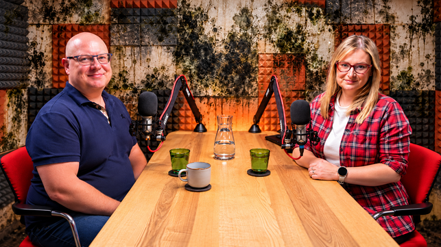Plíseň v podcastovém studie? Ba ne, jen vtip vytvořený pomocí AI. Pokud ale vaše koupelna vypadá takhle, máte problém! Jakub Pyšný a Jana Machová (Ilustrace: Jiří Březina/ChatGPT)