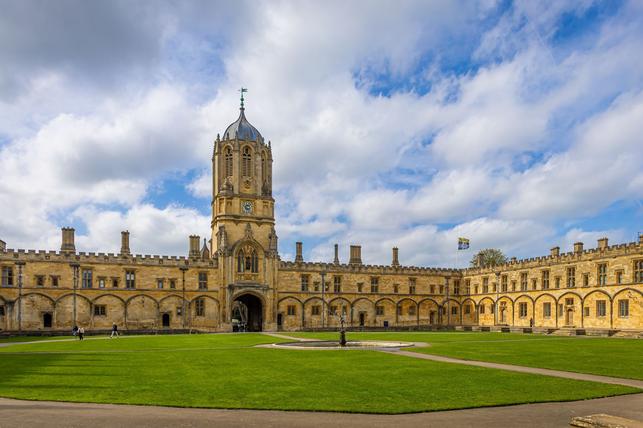 Christ Church College nádvoří v Oxfordu s gotickou univerzitní fasádou, věží a trávníkem (Zdroj: Shutterstock)