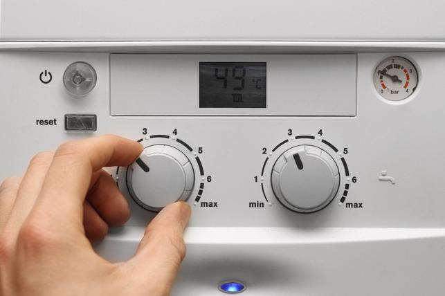 Ovládací panel plynového kotle s manometrem: servis kotle určuje návod výrobce, vyhláška pevně řeší hlavně komín. (Zdroj: Shutterstock)