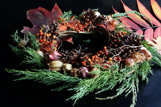 Dušičkový věneček z jehličí, šišek, bobulí a podzimního listí je varianta výzdoby hrobu, která nepotřebuje zálivku. (Zdroj: Shutterstock)