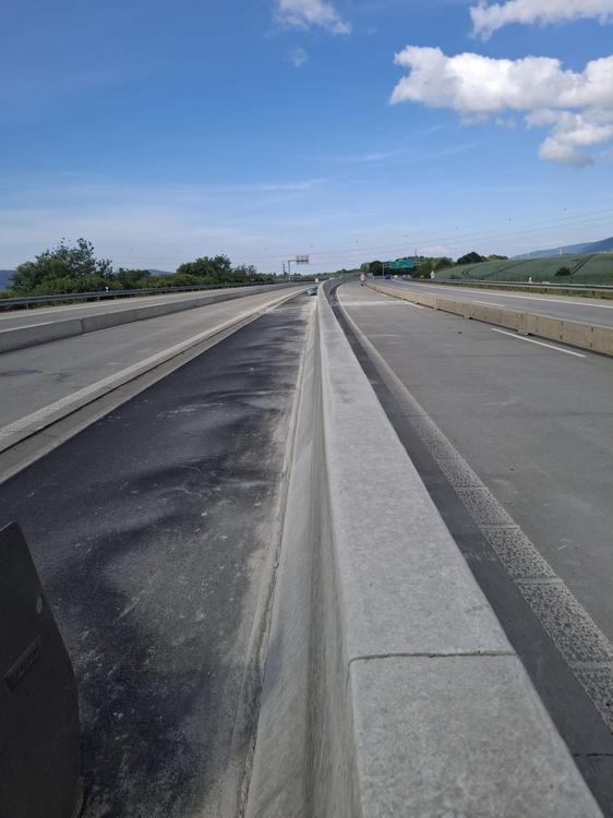 Realizace monolitických svodidel metodou New Jersey na dálnici D1 (Zdroj: ZAPA beton)