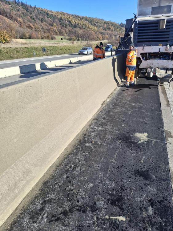 Realizace monolitických svodidel metodou New Jersey na dálnici D1 (Zdroj: ZAPA beton)