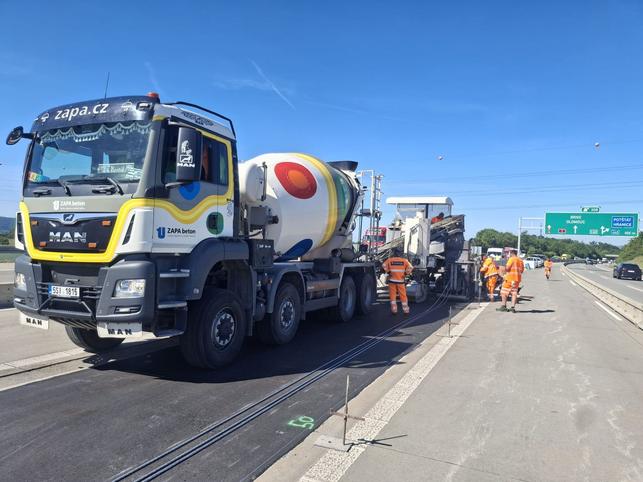Realizace monolitických svodidel metodou New Jersey na dálnici D1 (Zdroj: ZAPA beton)