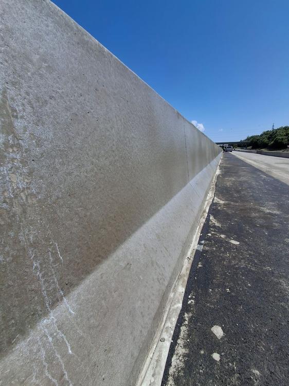 Realizace monolitických svodidel metodou New Jersey na dálnici D1 (Zdroj: ZAPA beton)