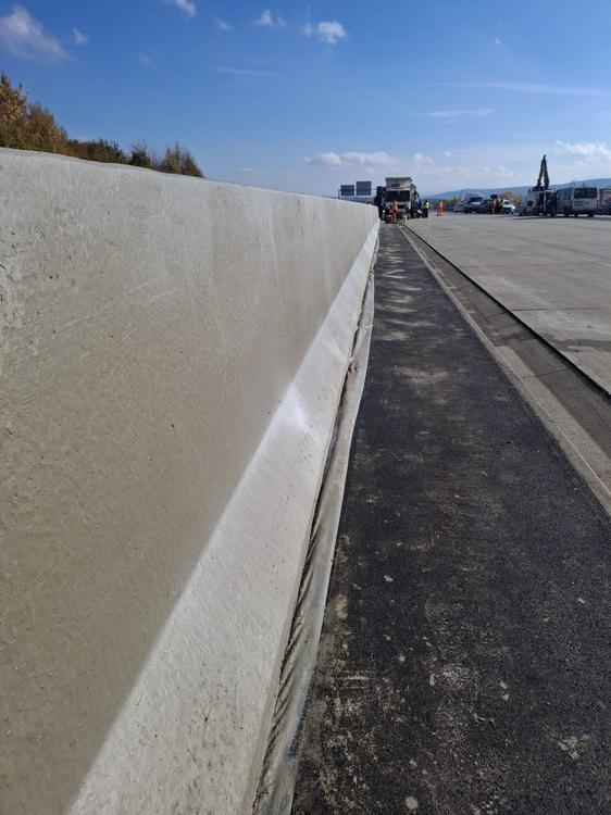 Realizace monolitických svodidel metodou New Jersey na dálnici D1 (Zdroj: ZAPA beton)