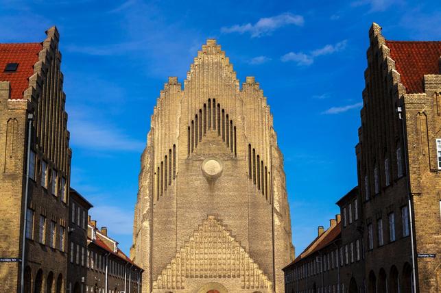 Grundtvigův kostel - nejprve byla postavena věž (Zdroj: Shutterstock)