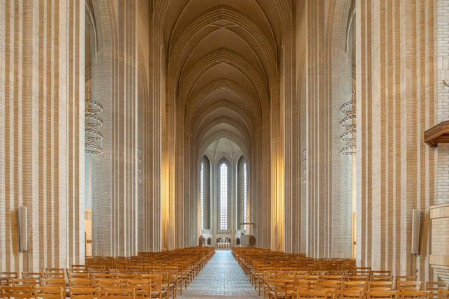 Grundtvigův kostel - interiér hlavní chrámové lodi (Zdroj: Shutterstock)