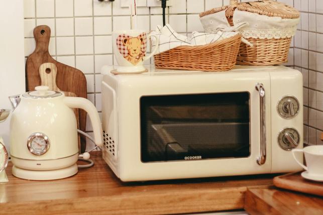 Více výkonných spotřebičů jako mikrovlnka a rychlovarná konvice v jedné prodlužovačce nebo rozdvojce představuje problém (Foto: Nguyen Dang Hoang Nhu / Unsplash)