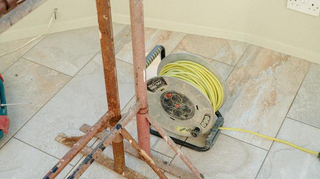Prodlužovací kabel smotaný na cívce se při zatížení silně zahřívá a hrozí požár (Foto: Annie Spratt / Unsplash)
